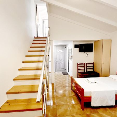 Garden Rooms Himare Bagian luar foto