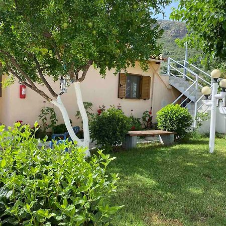 Garden Rooms Himare Bagian luar foto