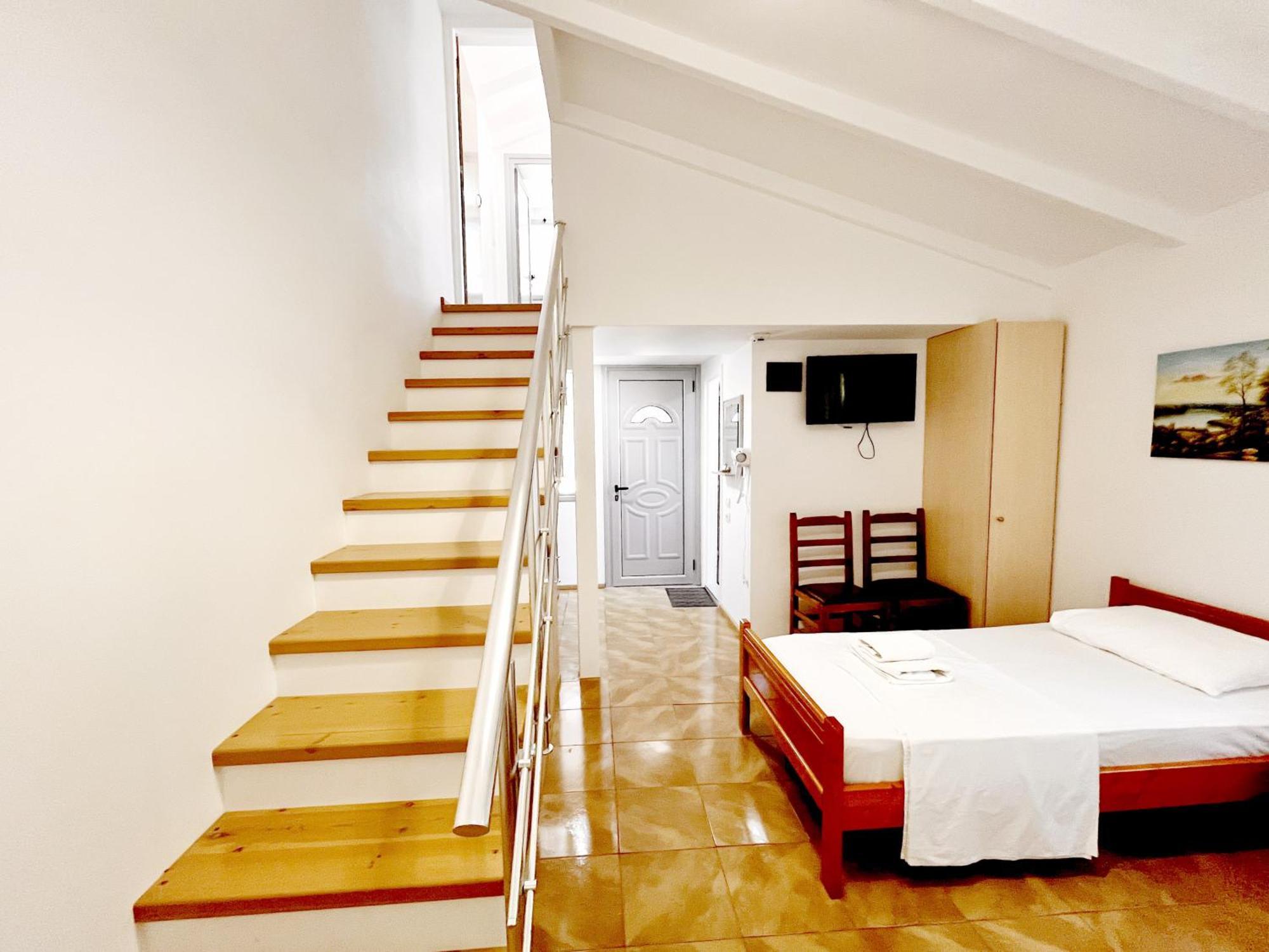 Garden Rooms Himare Bagian luar foto