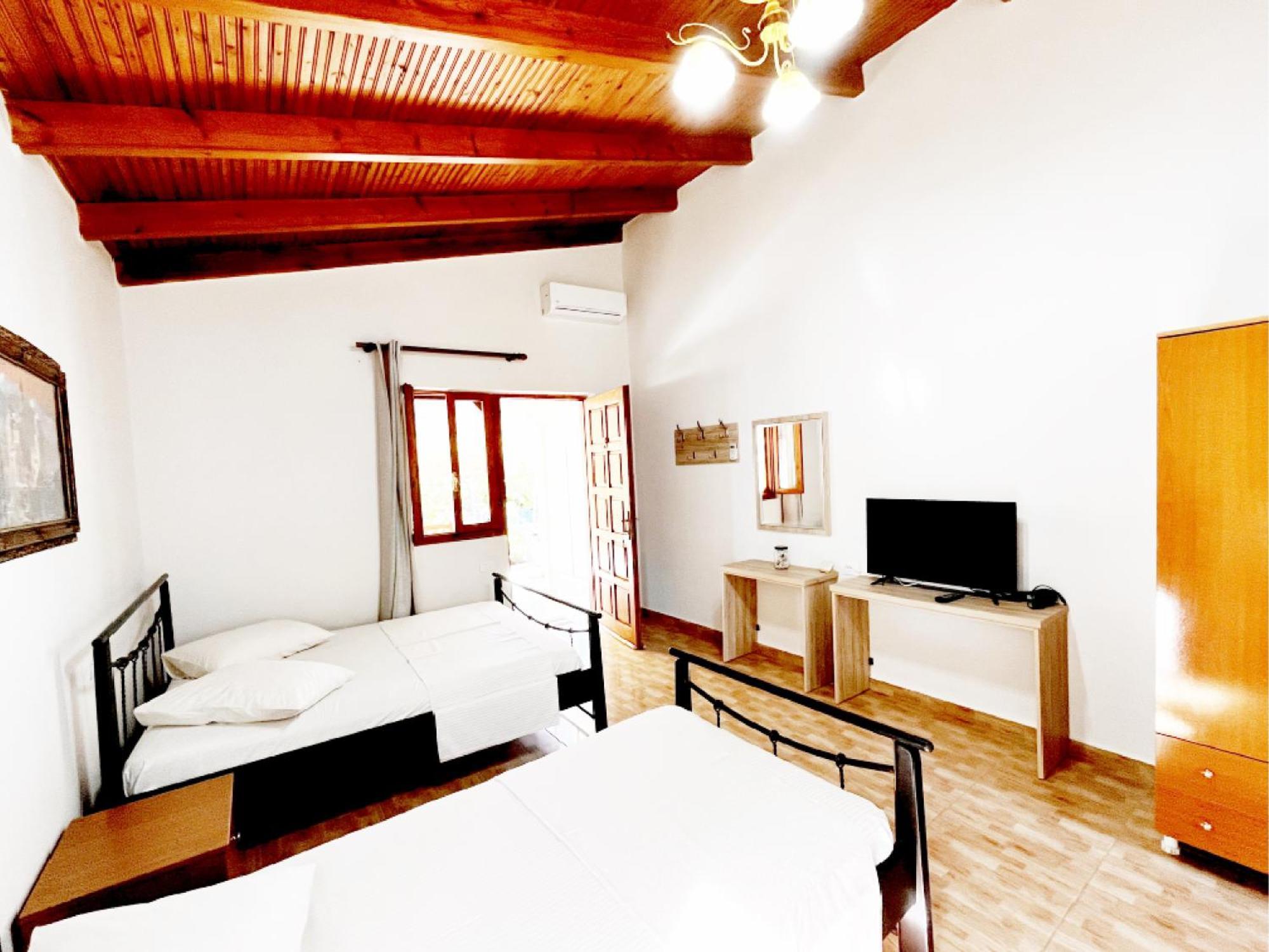 Garden Rooms Himare Bagian luar foto