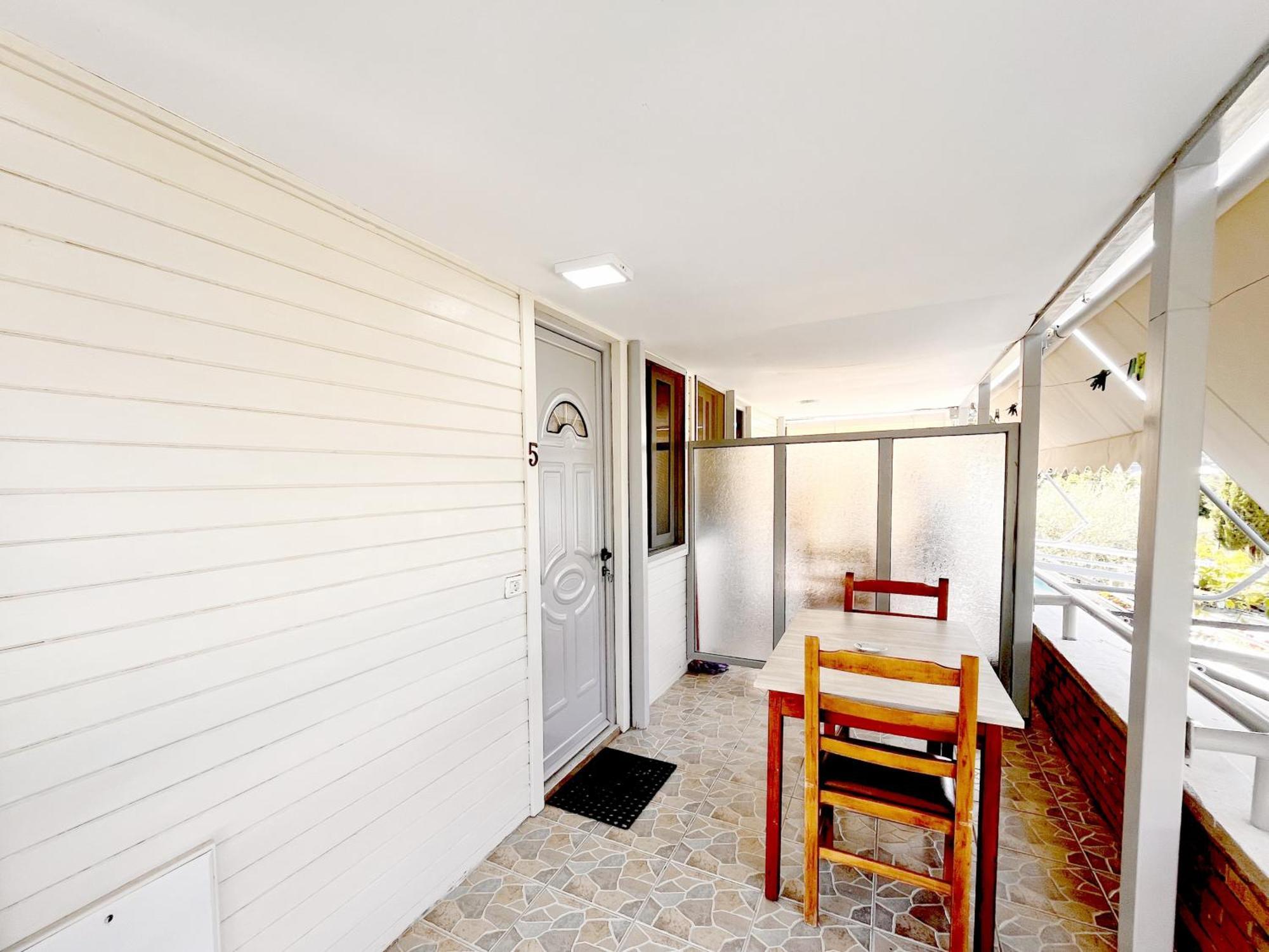 Garden Rooms Himare Bagian luar foto