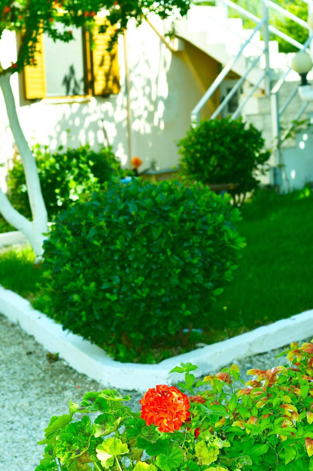 Garden Rooms Himare Bagian luar foto
