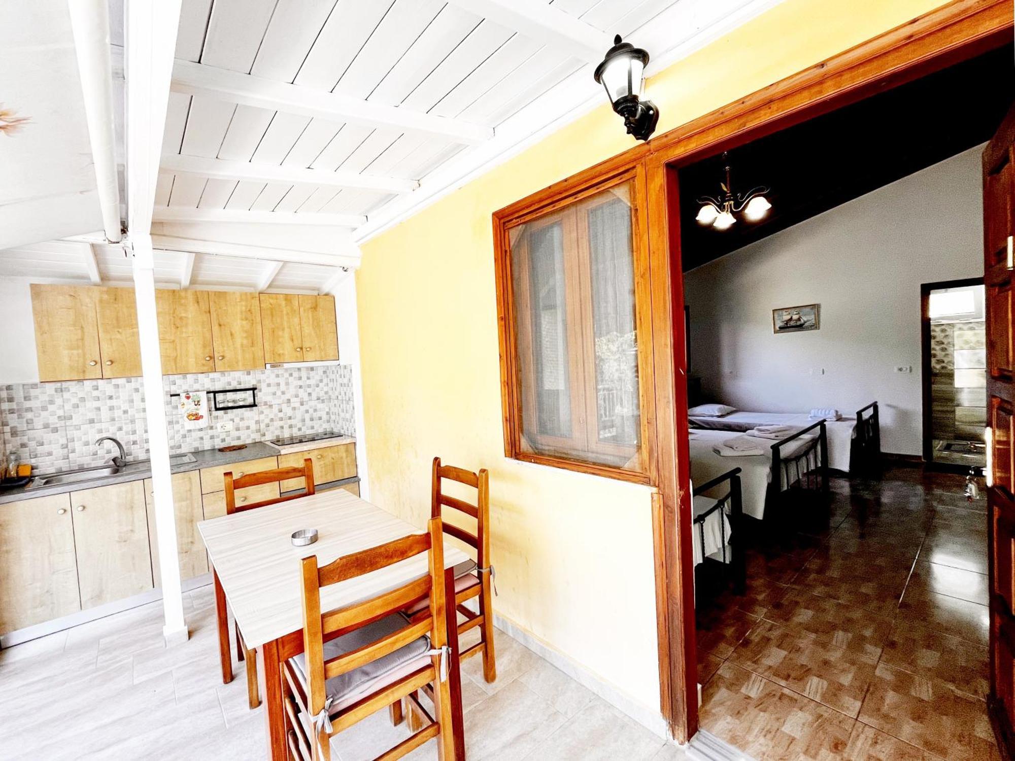 Garden Rooms Himare Bagian luar foto
