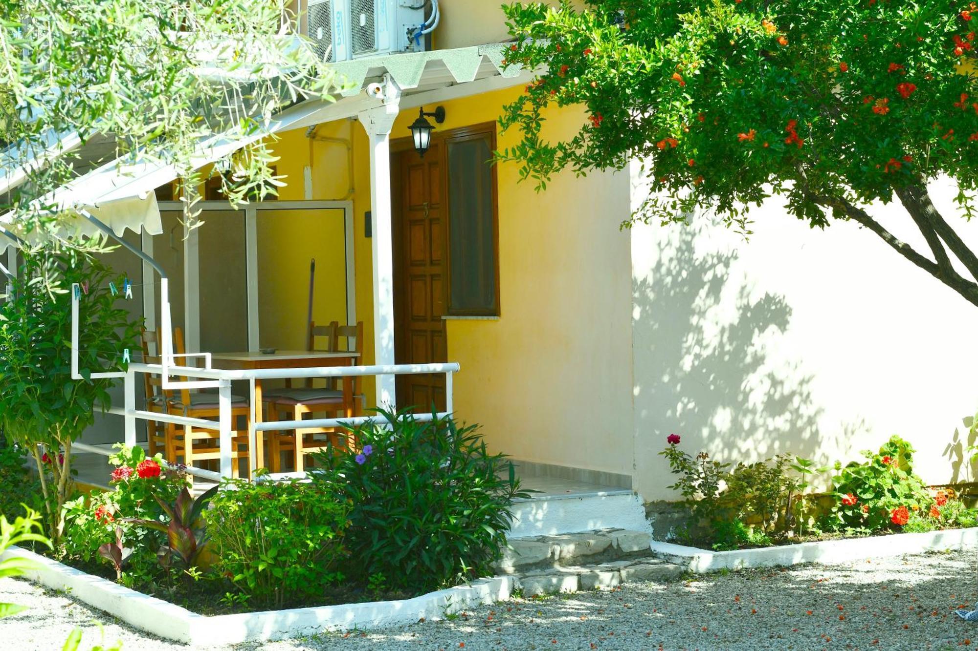 Garden Rooms Himare Bagian luar foto