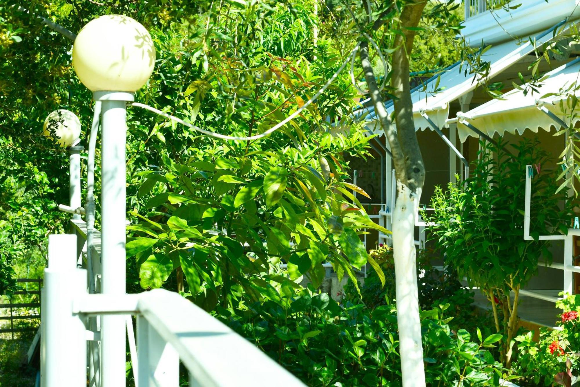 Garden Rooms Himare Bagian luar foto