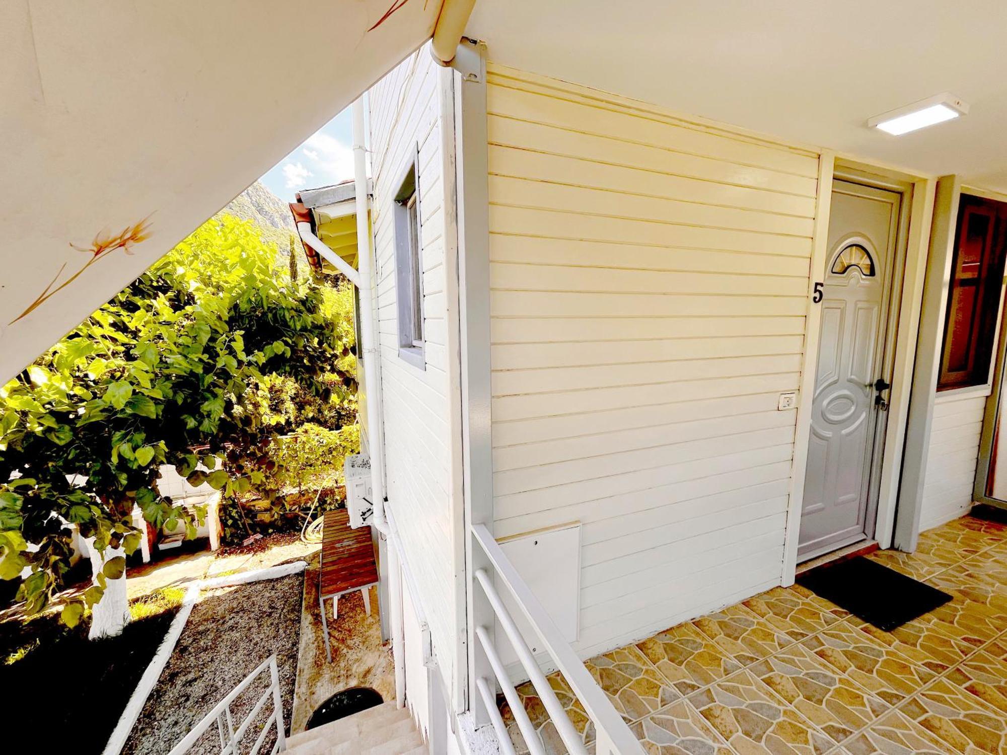 Garden Rooms Himare Bagian luar foto