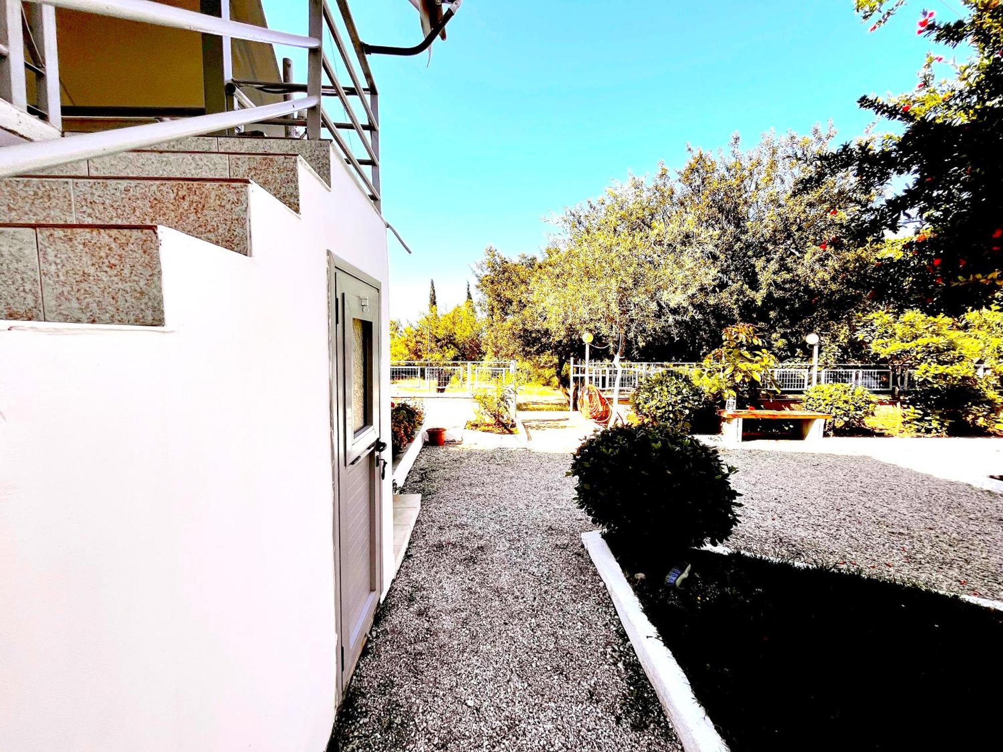 Garden Rooms Himare Bagian luar foto