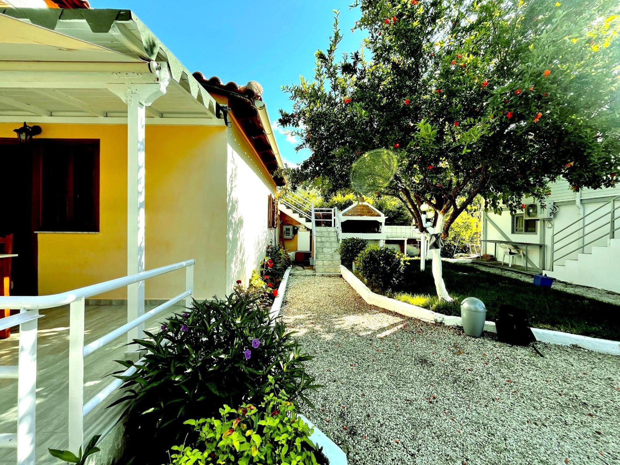 Garden Rooms Himare Bagian luar foto