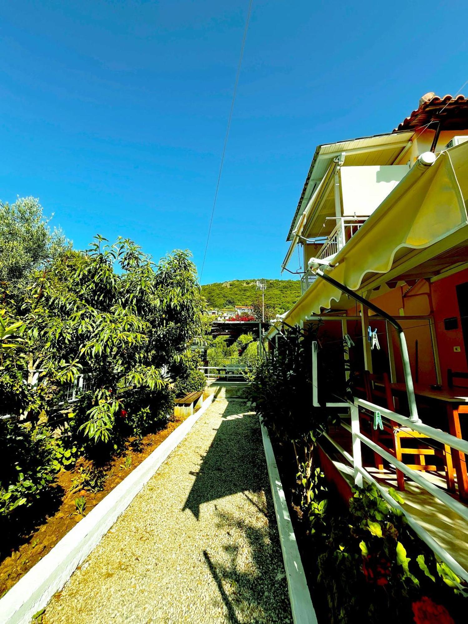 Garden Rooms Himare Bagian luar foto