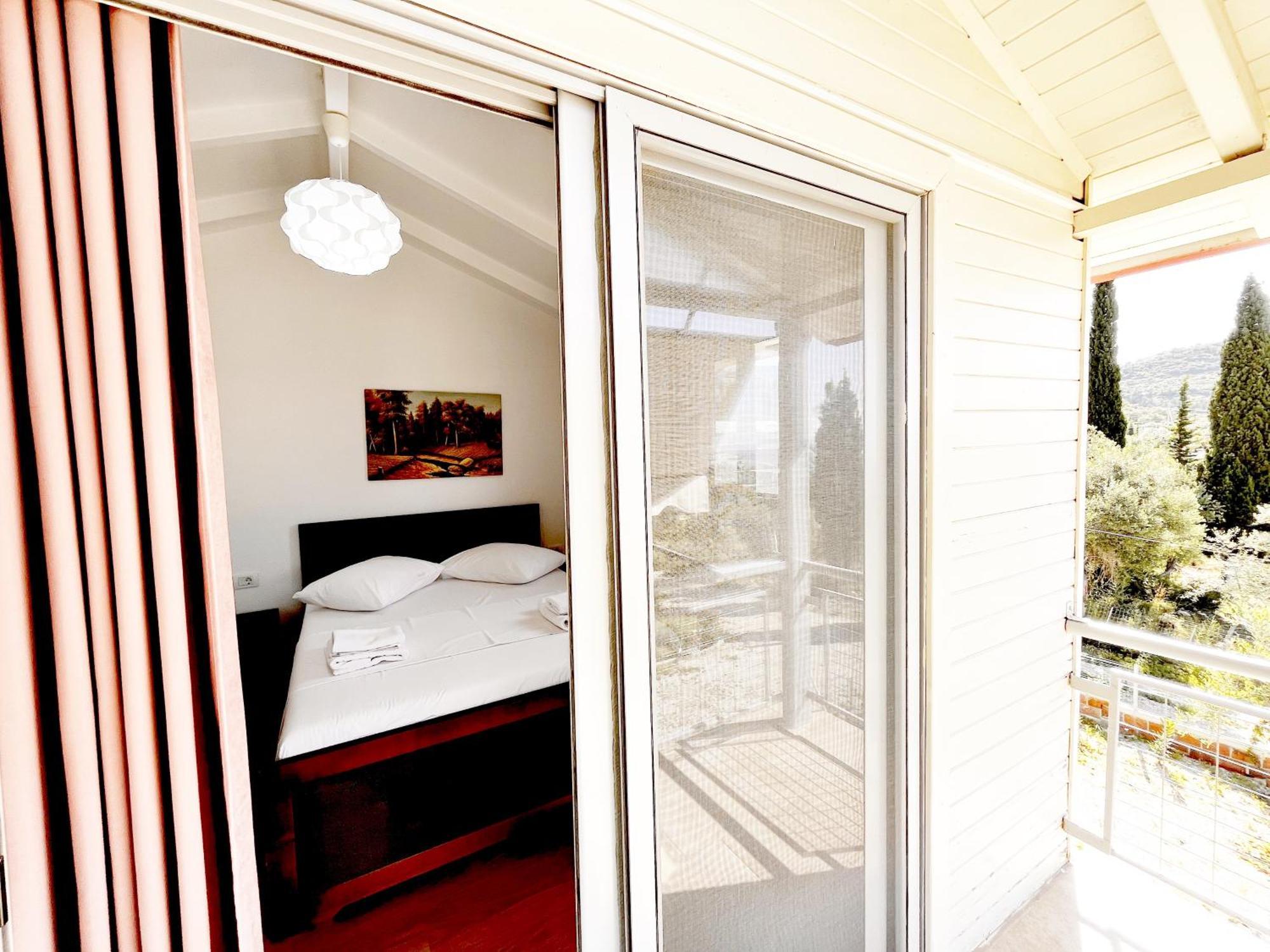 Garden Rooms Himare Bagian luar foto