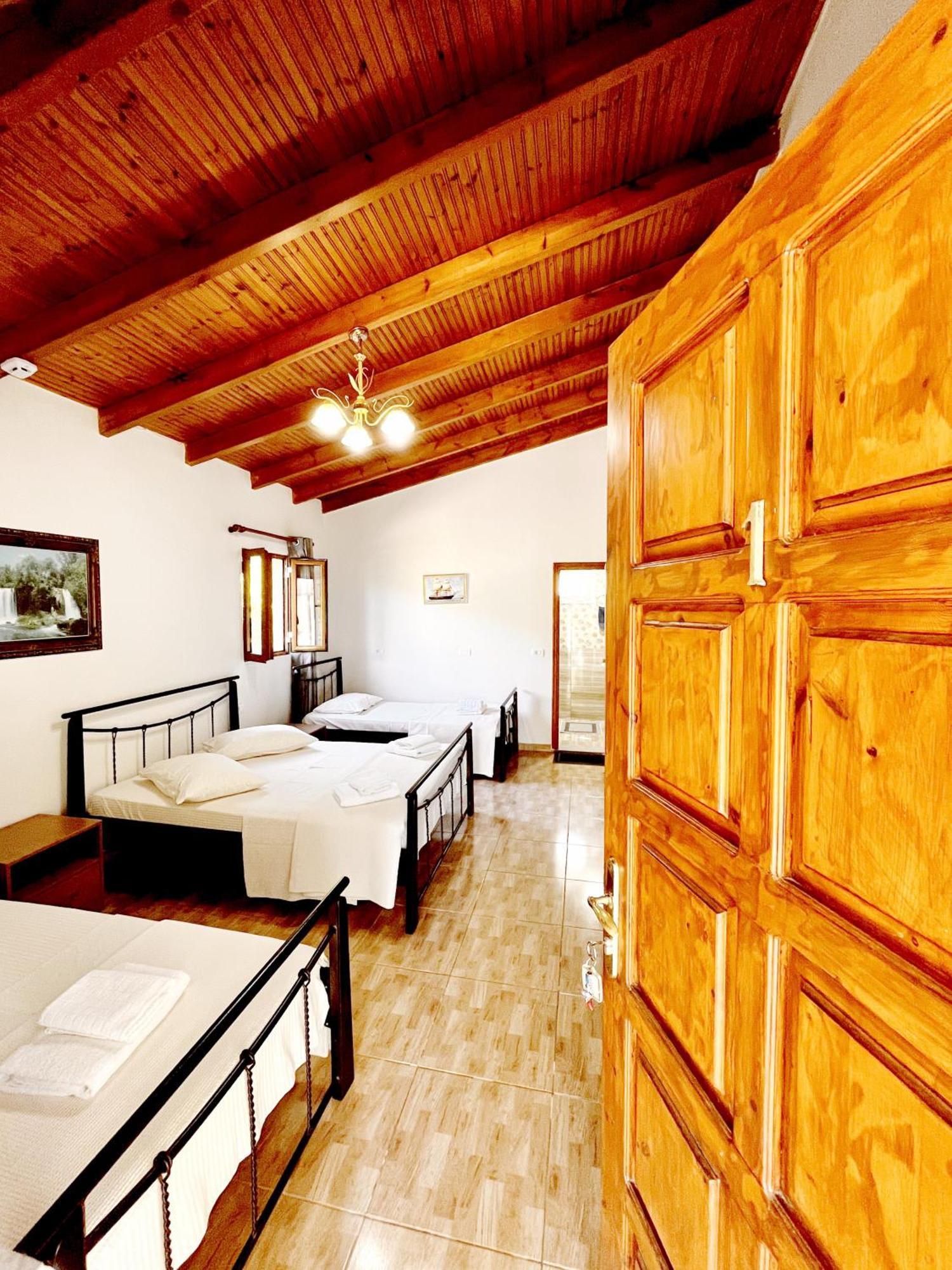 Garden Rooms Himare Bagian luar foto