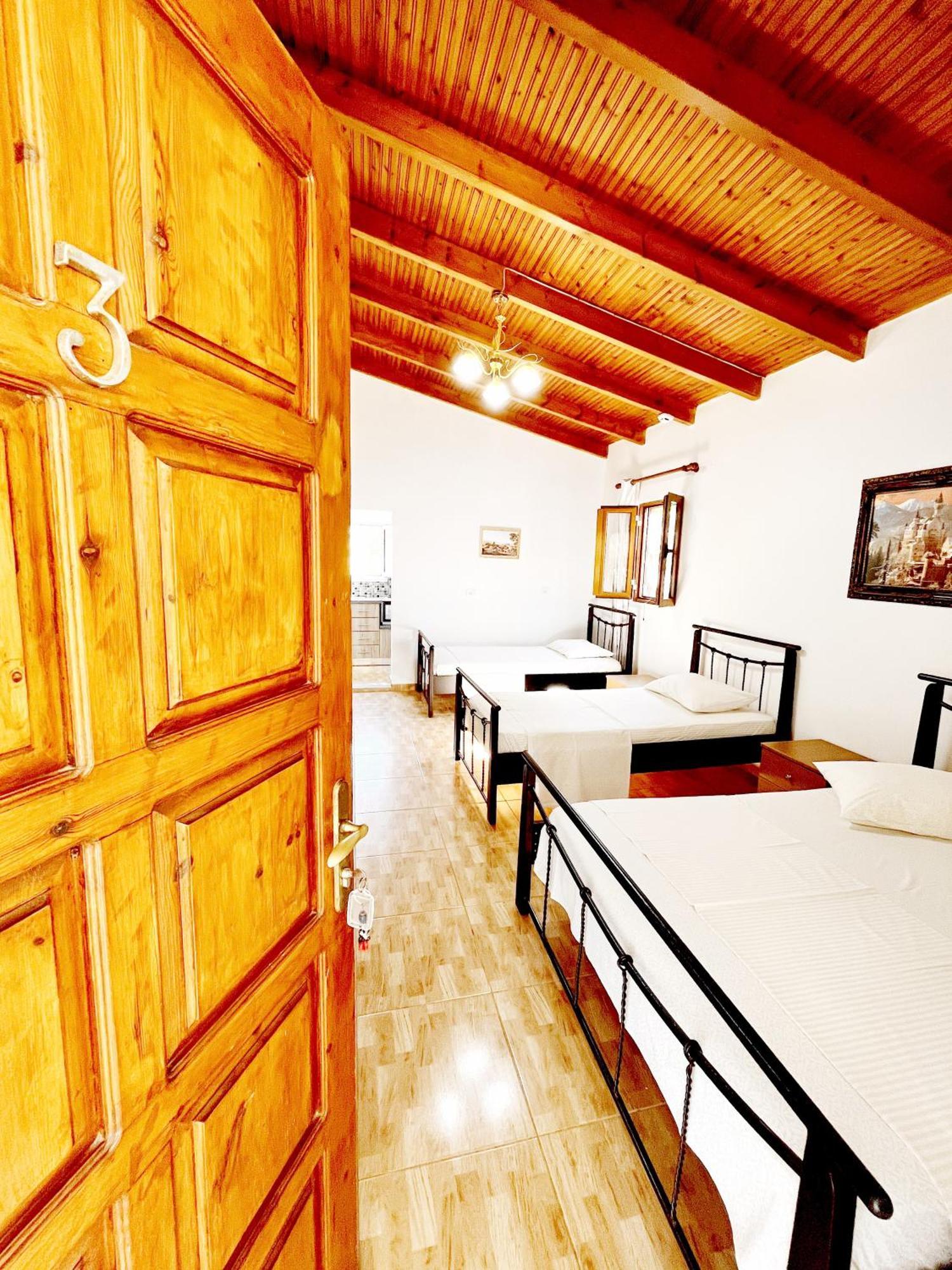 Garden Rooms Himare Bagian luar foto