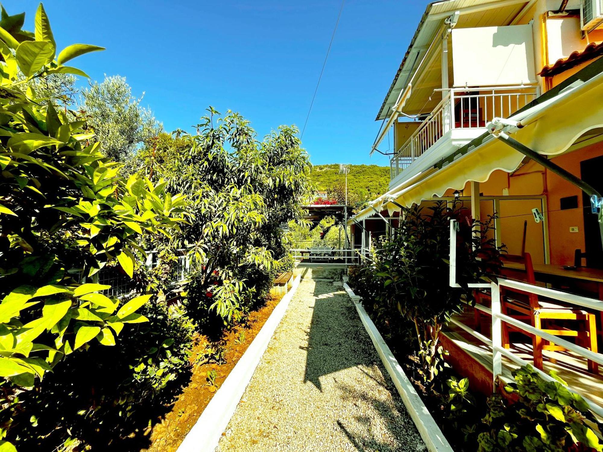 Garden Rooms Himare Bagian luar foto