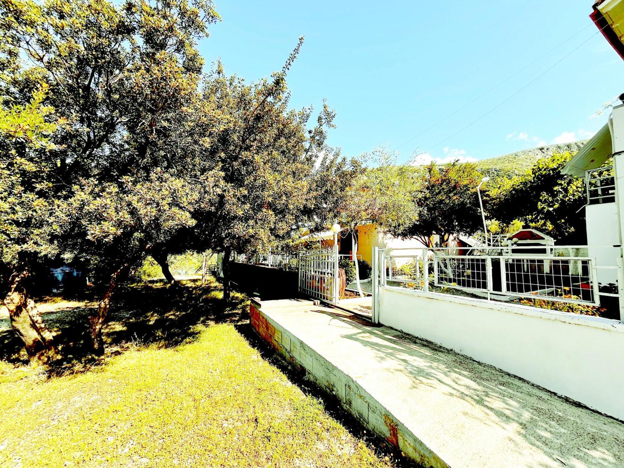 Garden Rooms Himare Bagian luar foto