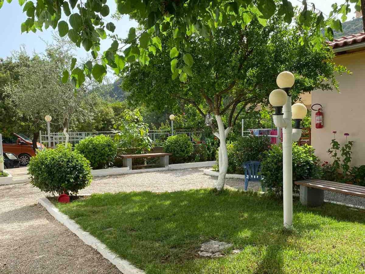 Garden Rooms Himare Bagian luar foto