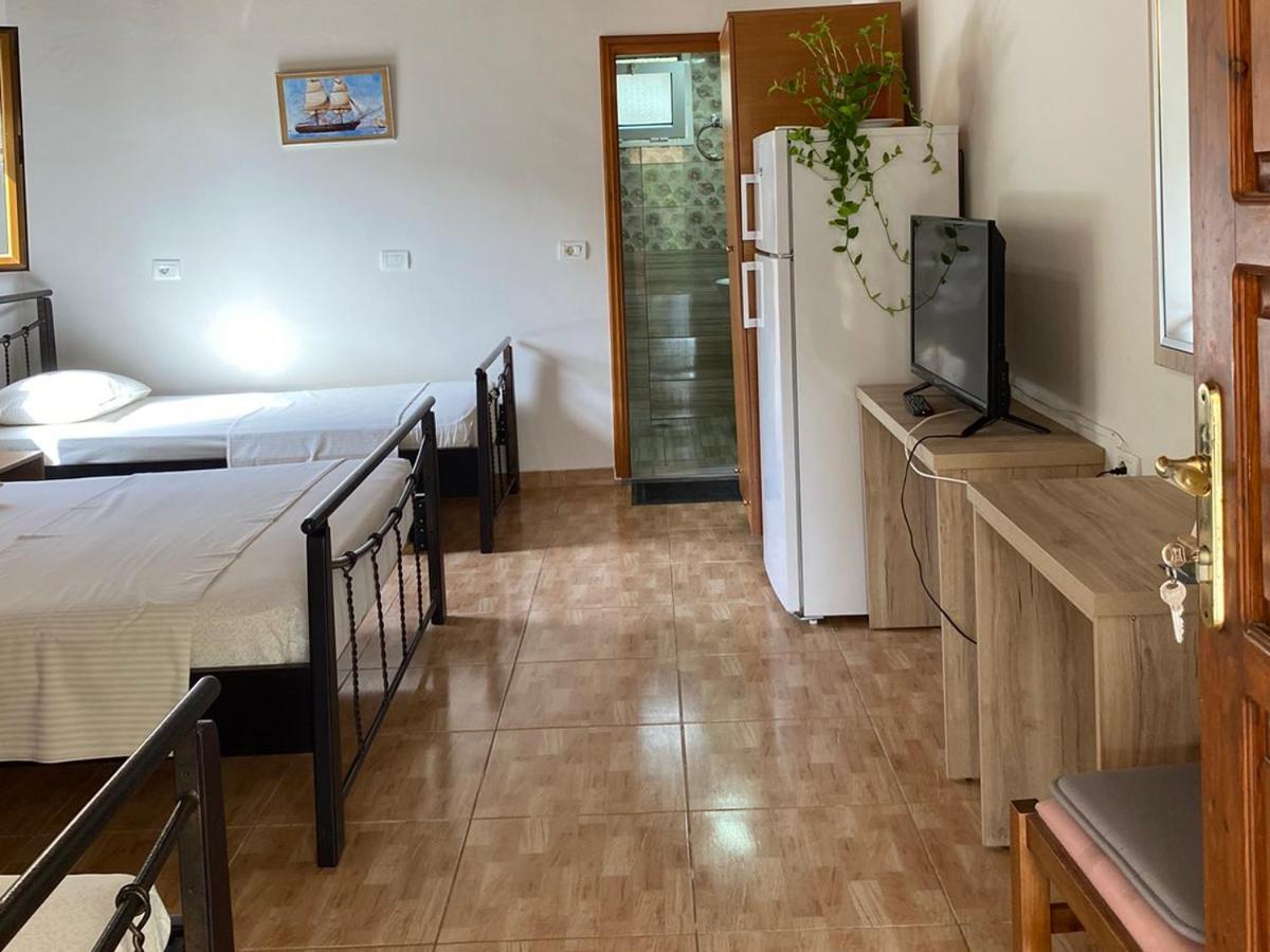 Garden Rooms Himare Bagian luar foto