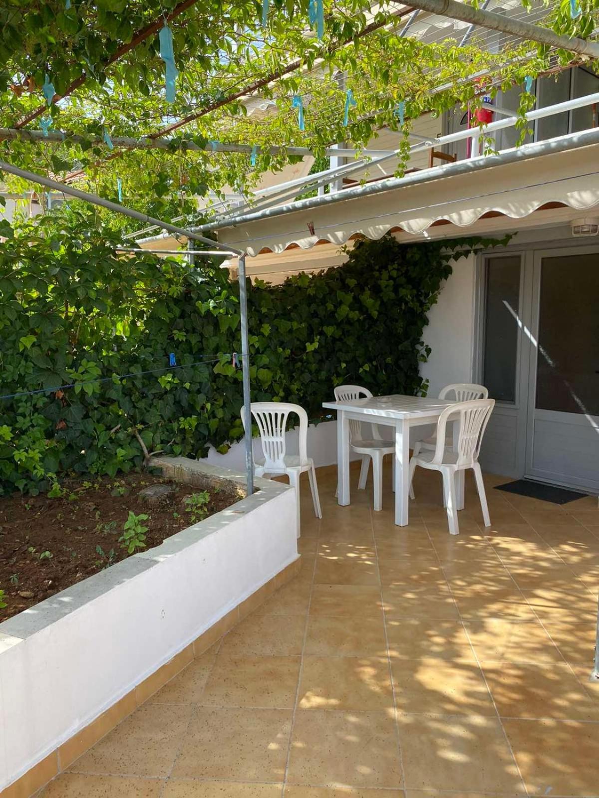 Garden Rooms Himare Bagian luar foto
